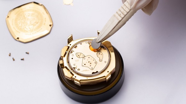Thay pin đồng hồ tại Long Biên chính hãng, cam kết chất lượng